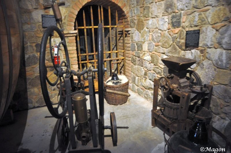 Castello Di Amorosa: винодельческое оборудование в подвале из камня